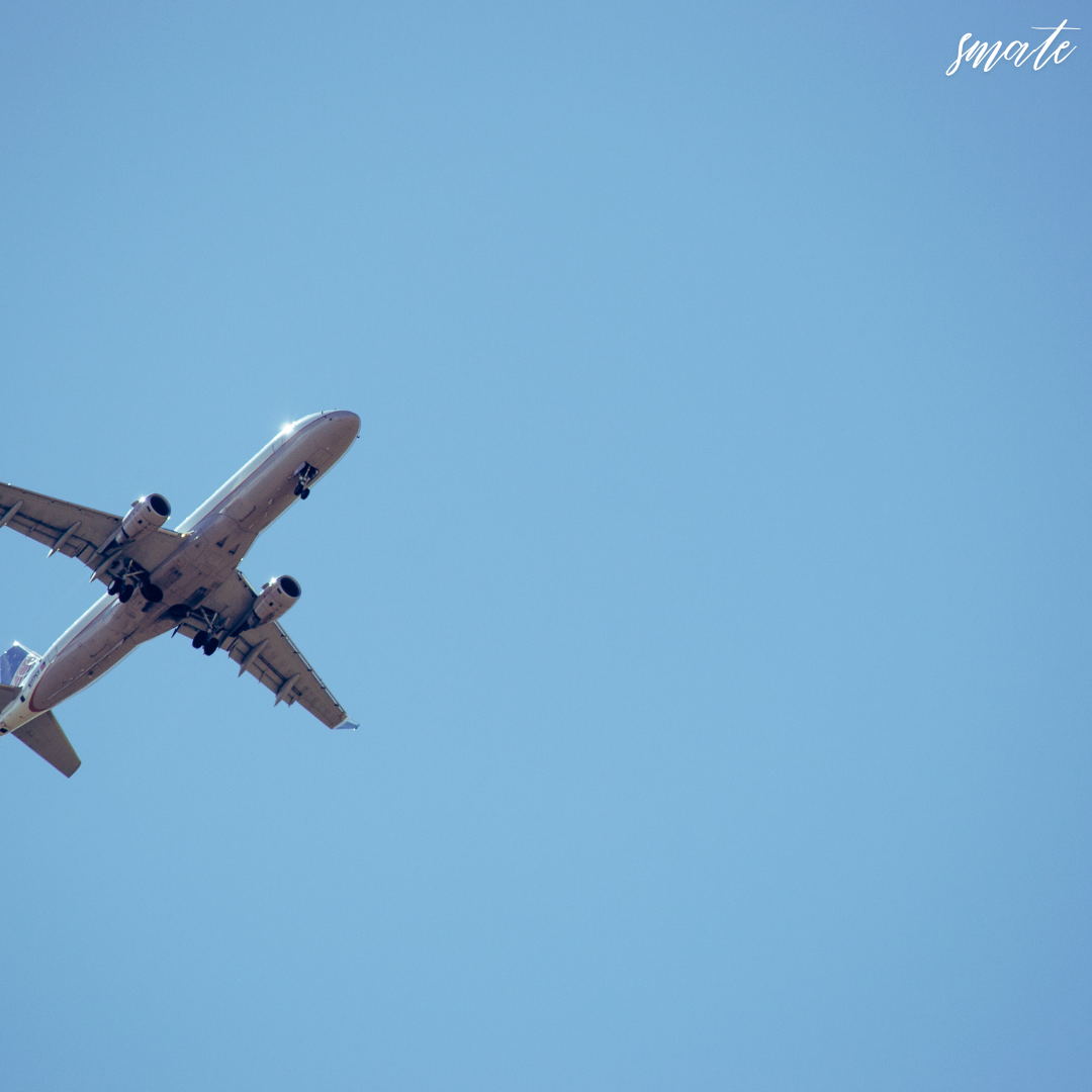 날아가는 비행기