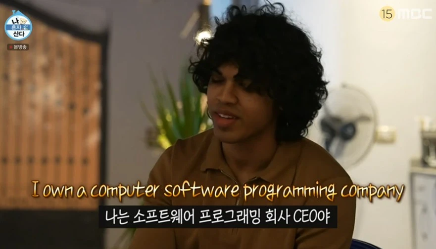 이슈라크-칸이-본인의-회사에-대해-소개하는-모습