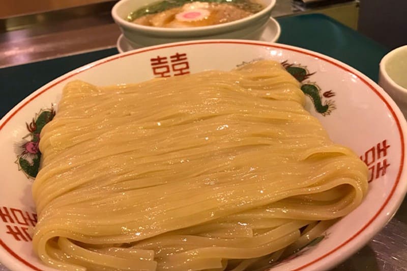 면이 그릇위에 올려져 있는 사진