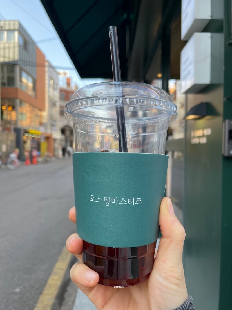 로스팅마스터즈 연남점 - 테이크 아웃 포장 잔 모습
