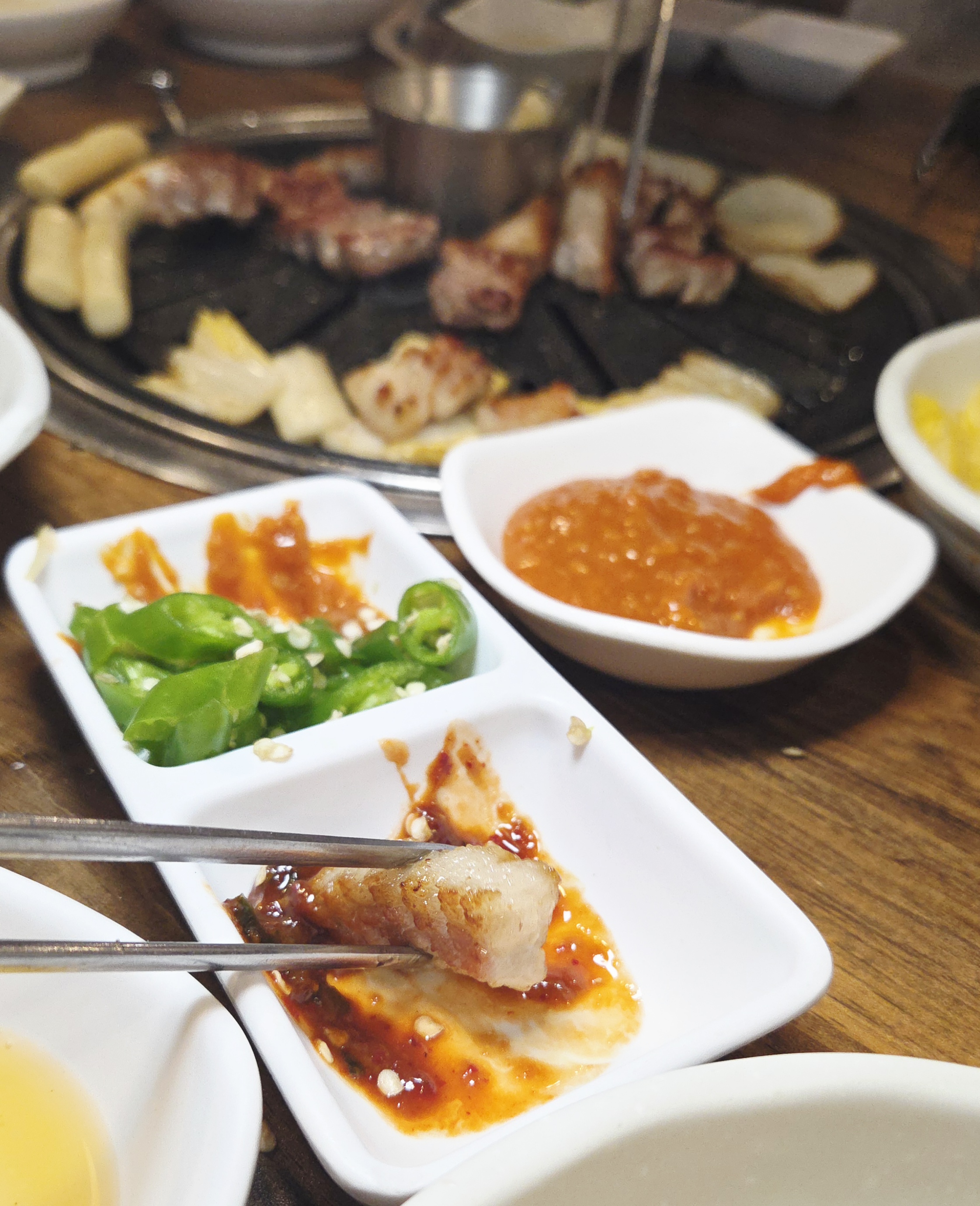 수제 소스에 찍어는 한돈수제 생갈비