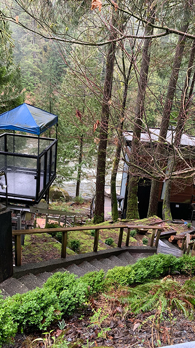 강 가 옆에 위치한 집