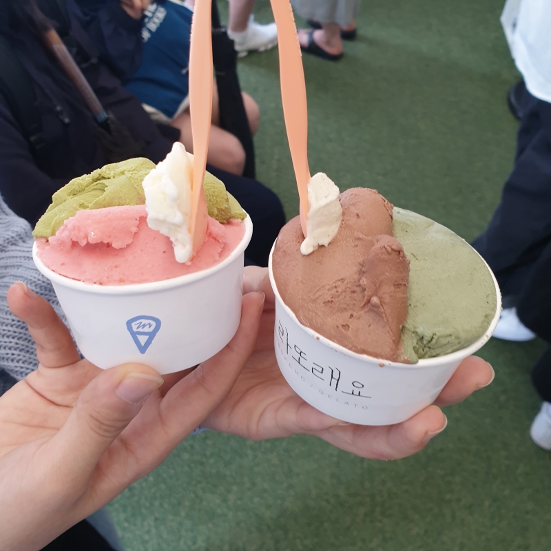일회용-컵에-디저트가-담겨-나온-모습
