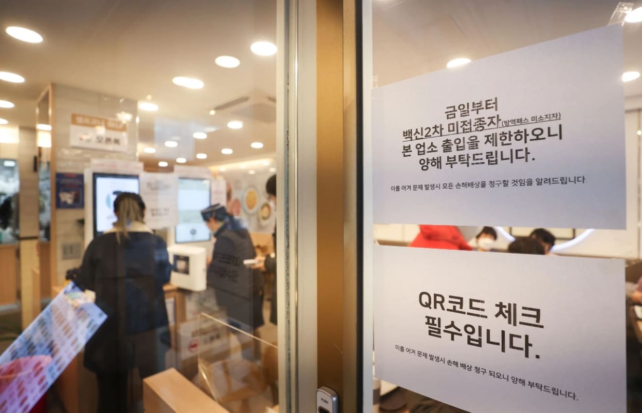 식당에서 쫓겨나는 핸드폰 없는 노인들...