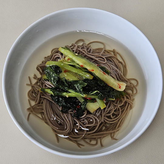 풀무원 두유면 동치미냉면 조리 후 그릇에 담은 모습