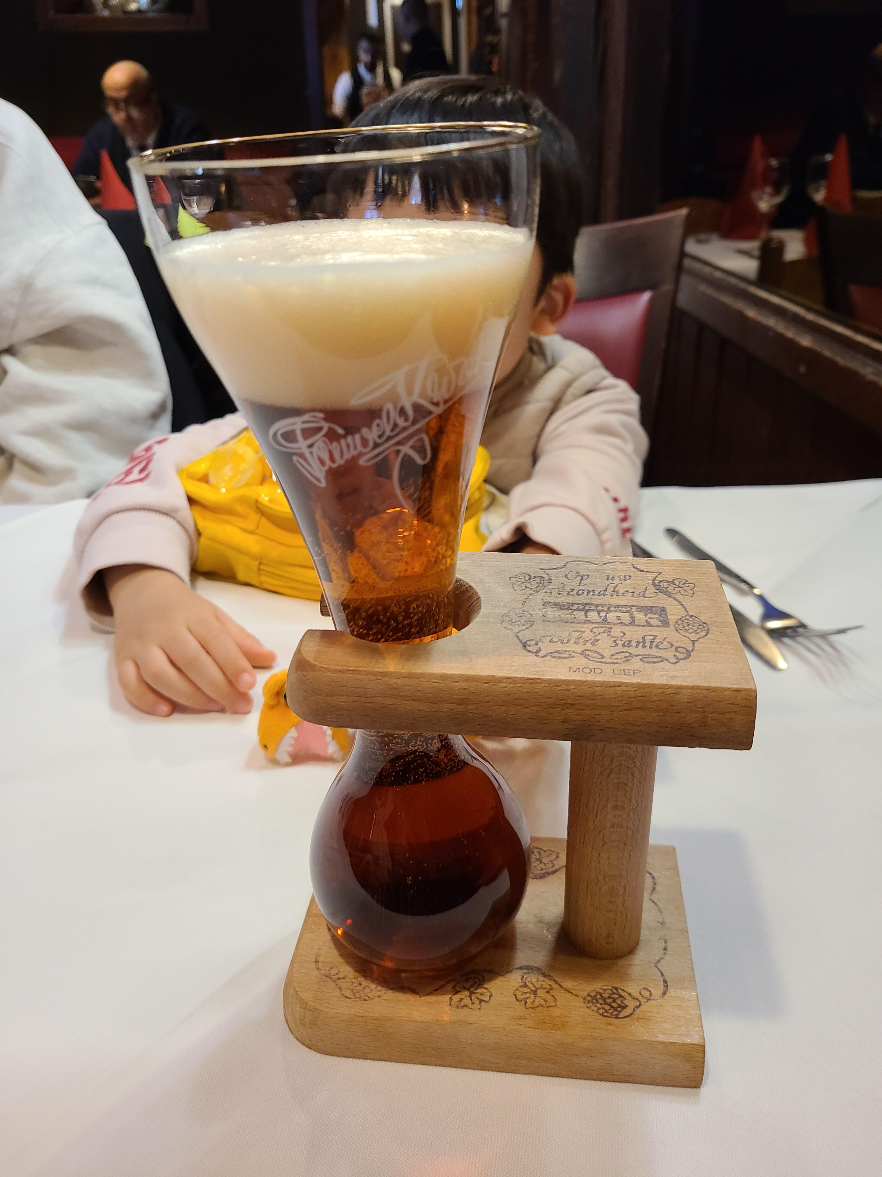 브뤼셀 kawk 맥주와 나무손잡이 맥주잔