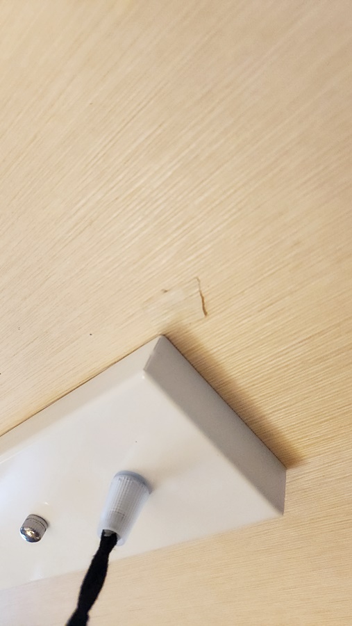 안쪽 벽지를 떼어내지 않고 그위에 붙인 모습