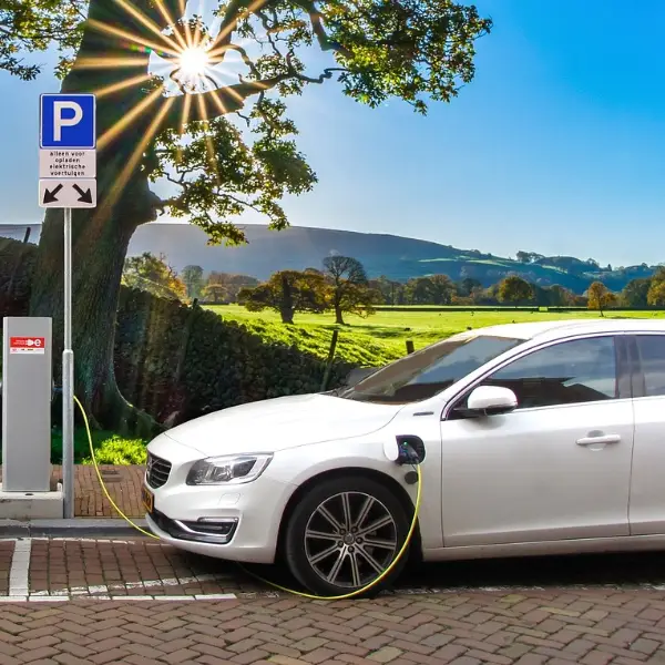 충전중인-흰색-하이브리드-자동차-측면