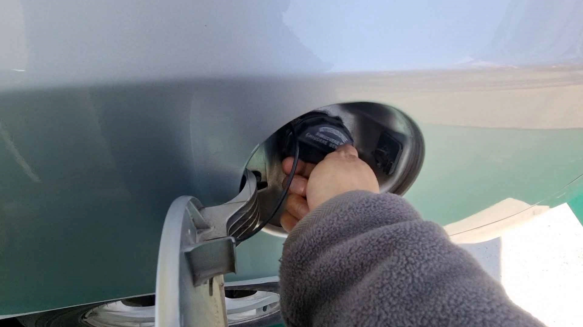 주유캡 닫는 모습