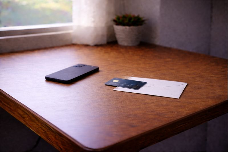 통신비, 구독, 보험 같은 고정지출을 한 기준에서 바라보는 책상 위 장면