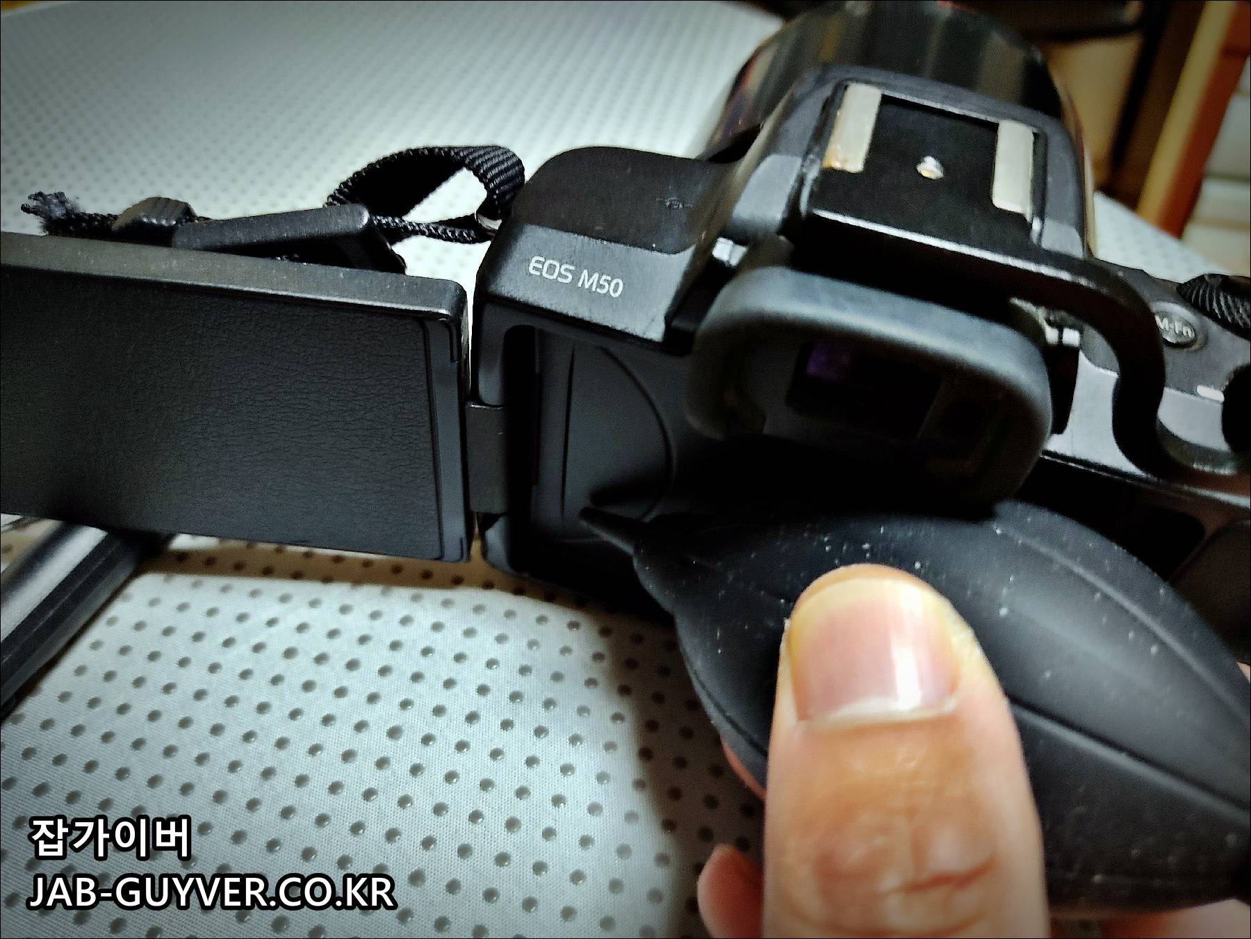 카메라 먼지 청소 블로워 사용 예시, 버튼 틈새 먼지 제거