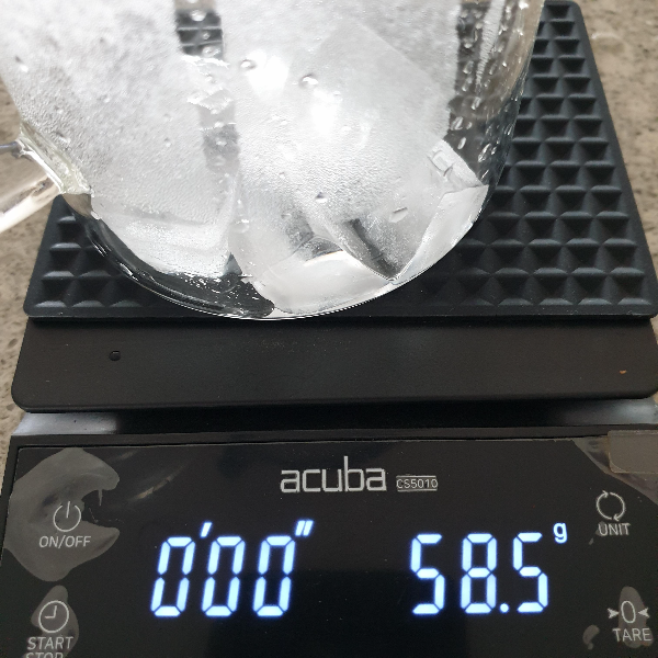 스테인리스 메쉬 드리퍼를 이용한 아이스커피 레시피_서버에 얼음 담기