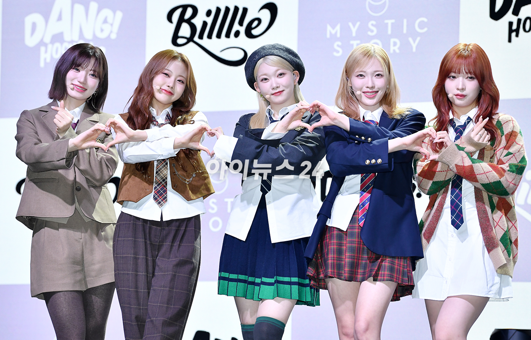 걸그룹 빌리(Billlie)가 23일 오후 서울 서교동 신한카드pLay스퀘어 라이브홀에서 &#39;사이드-비:메모얼스 오브 에코 언씬(side-B : memoirs of echo unseen)&#39; 발매 기념 쇼케이스에서 포토타임을 갖고 있다. [사진=곽영래 기자]