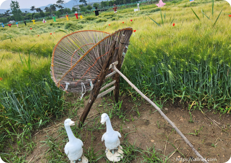 "낙동강 오리알" 조형물
