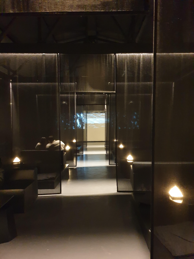 각 좌석 공간마다 얇고 검은 블라인드로 구분해놓았다.