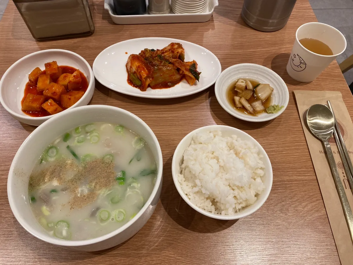 한우-도가니-곰탕-깎두기-배추김치-양파절임-밥-물