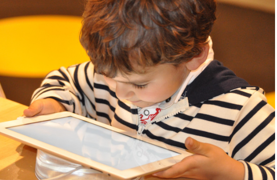 윈도우 다크 모드 설정으로 눈의 피로 줄이고 노트북 배터리 절약하기