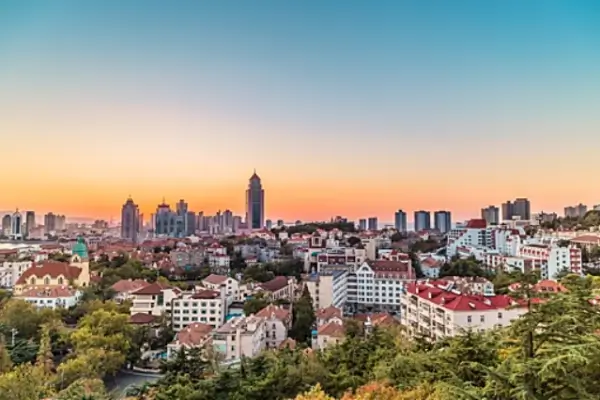 라우산-정상에서-바라본-형형색색-물든-단풍-숲과-도시가-어우러진-가을철-청도