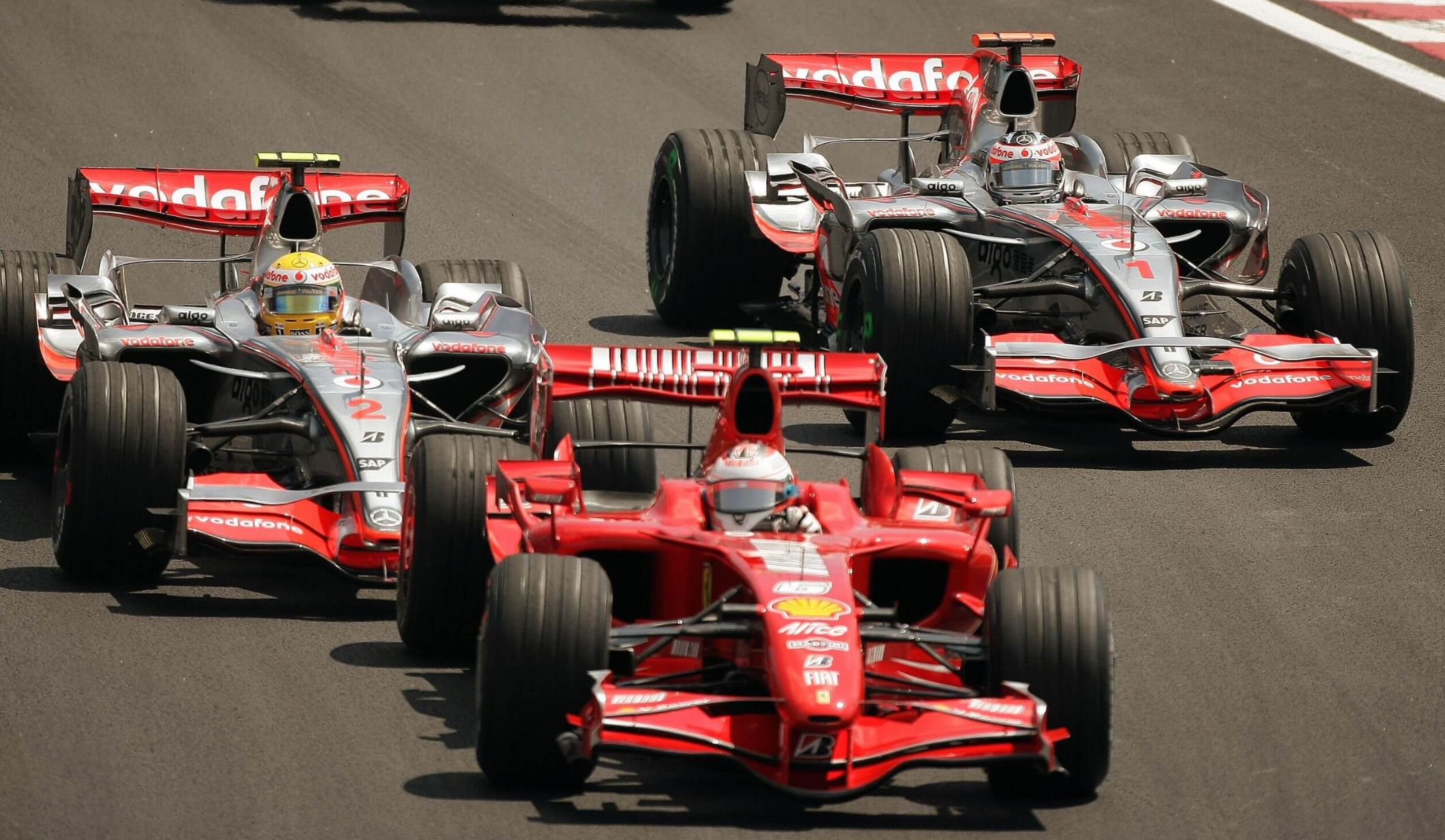 2007년 1점차이로 드라이버 챔피언에 오른 키미 라이코넨(가운데)