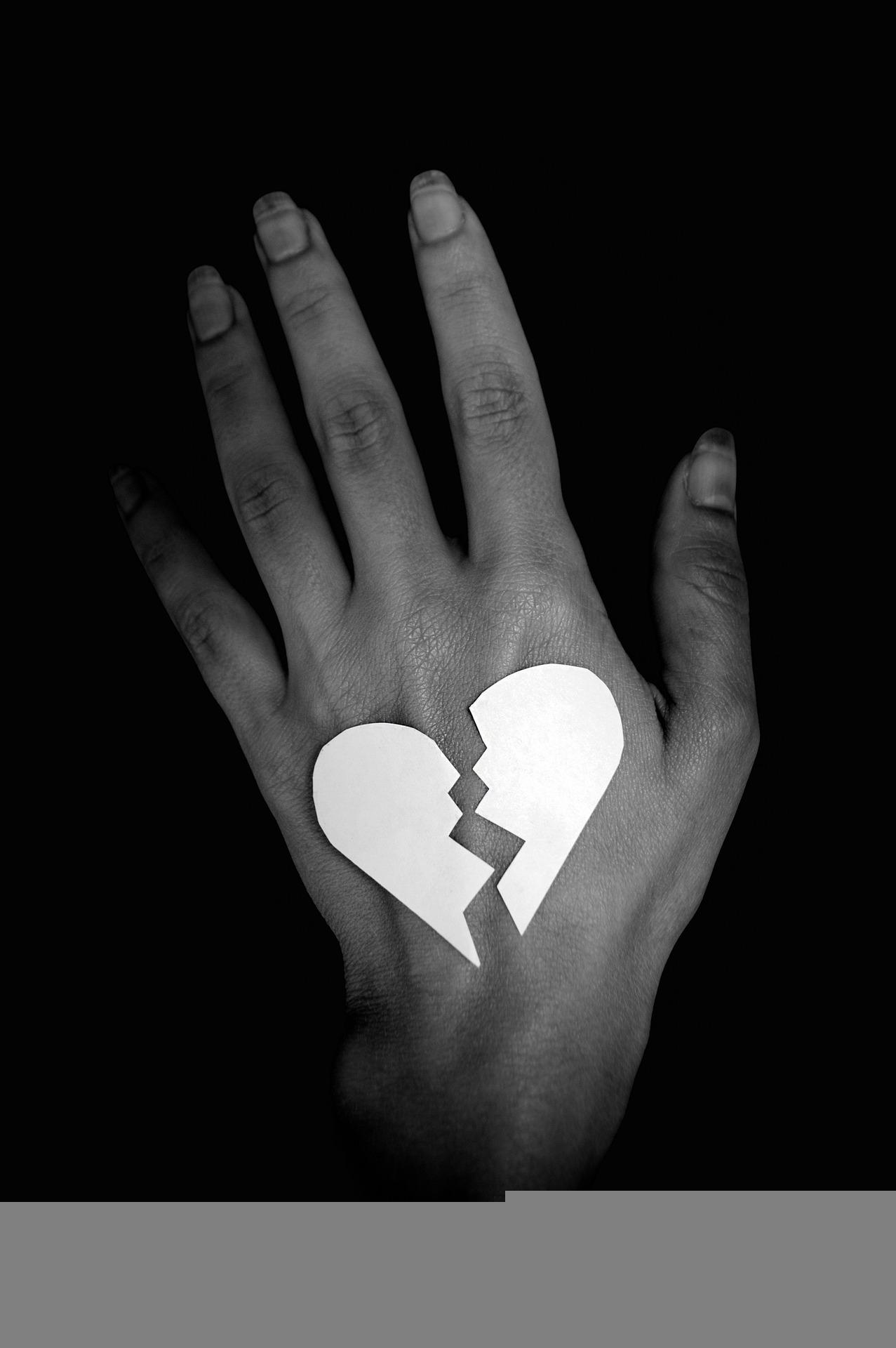 손등 깨진 하트