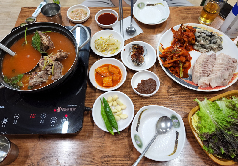 굴보쌈과-감자탕-한상