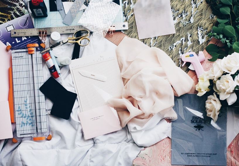 옷감 재단 및 가봉 준비