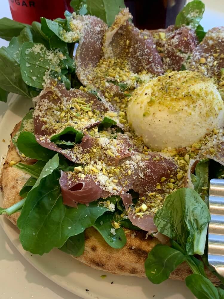 피스타치오 가득 뿌려져있는 피자