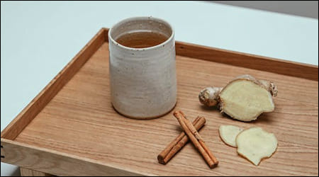 생강과 계피스틱이 함께 놓인 차