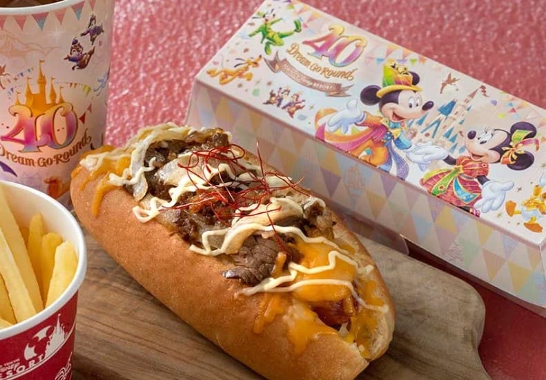 핫도그에 고기와 파프리카 양파등이 올라가 있다