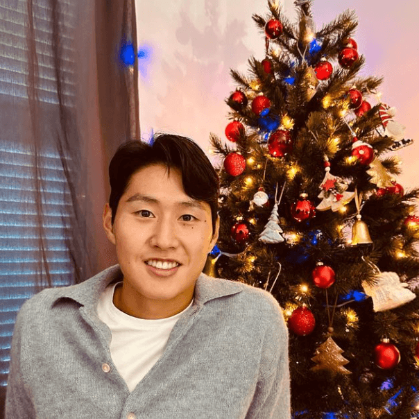 크리스마스 트리앞 이강인