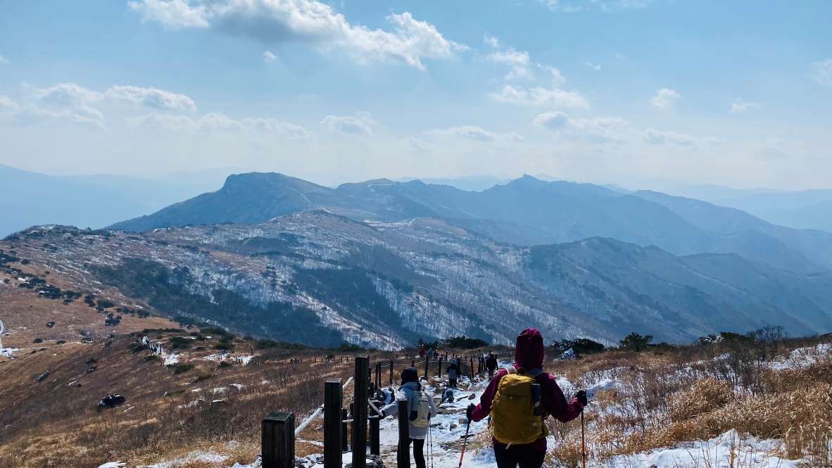 신불산 정상에서 내려가면서 바라본 풍경