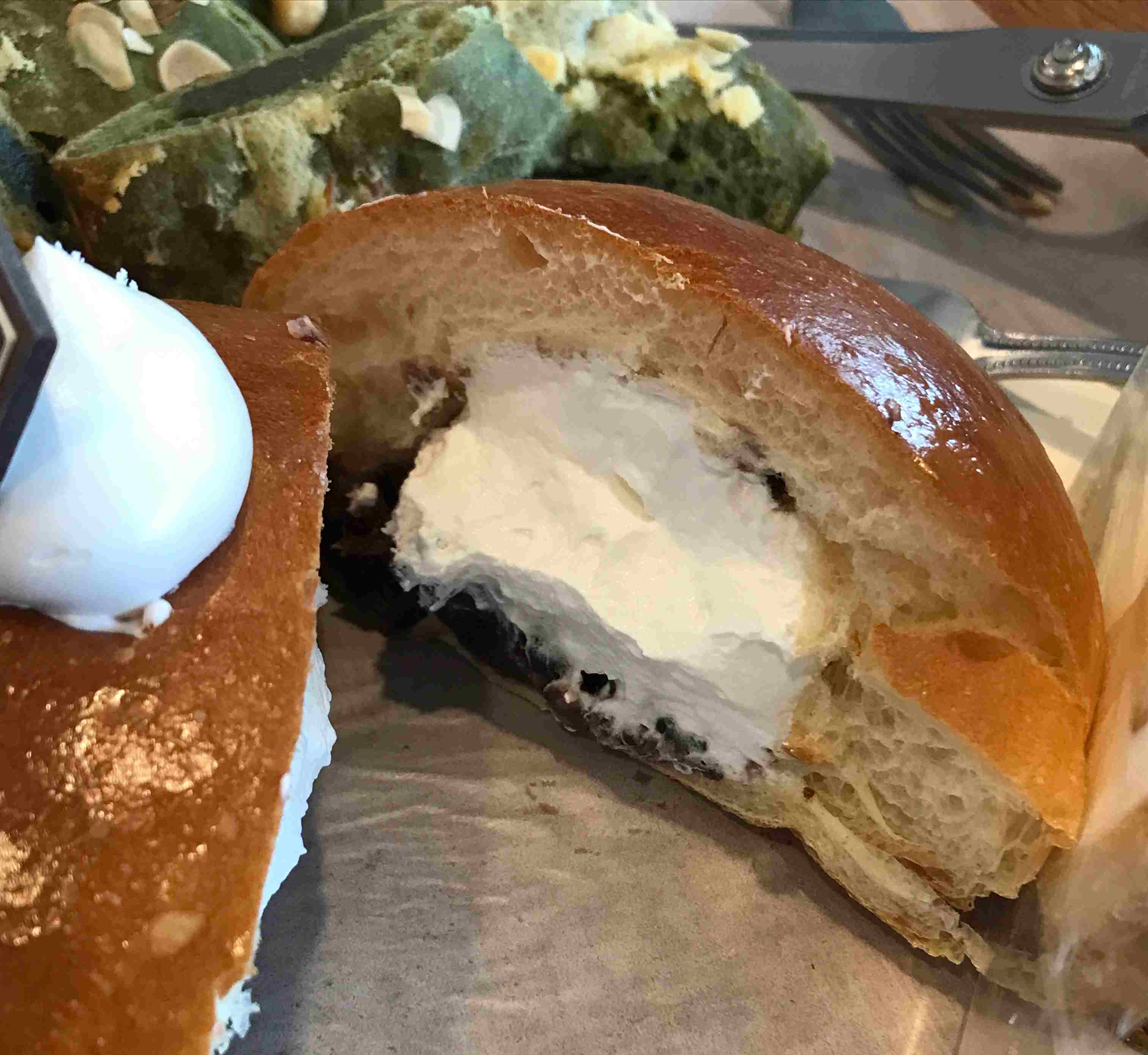 생크림 팥빵 단면