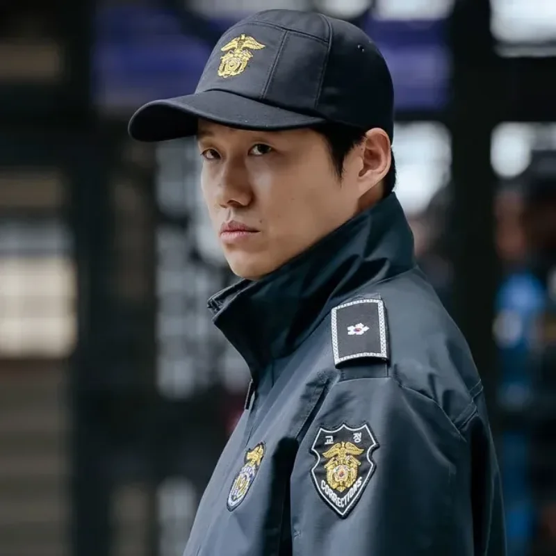 어느 교도소를 배경으로 교도관 복장을 하고 있는 국민사형투표의 박철민