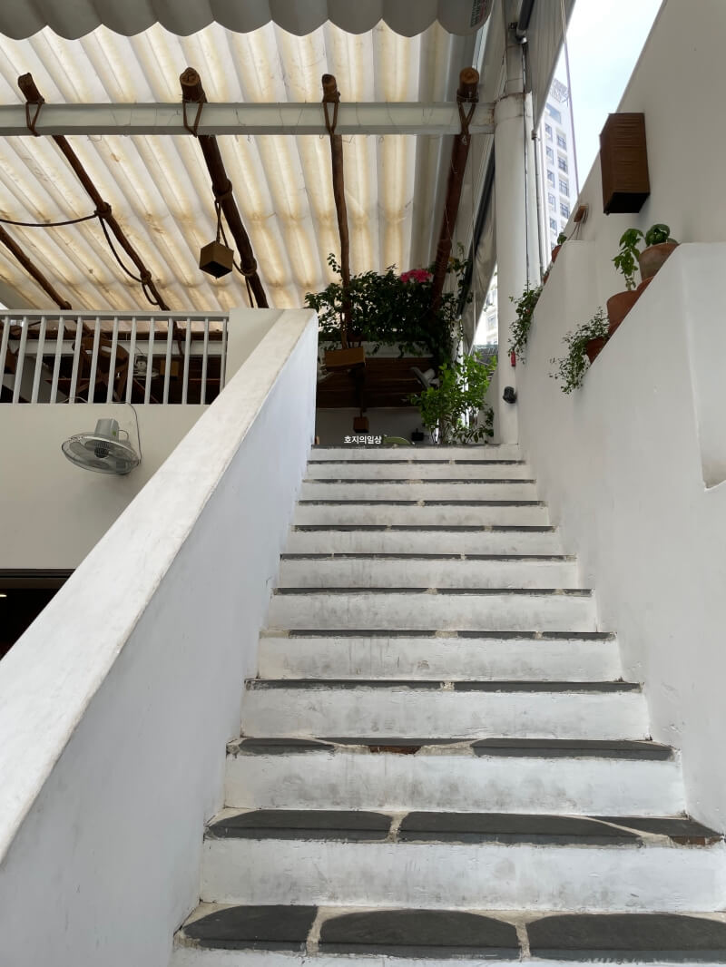 나트랑 시내 피자&파스타 맛집 라칼라 - 매장 계단