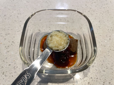 방풍나물 무침 양념 - 다진마늘