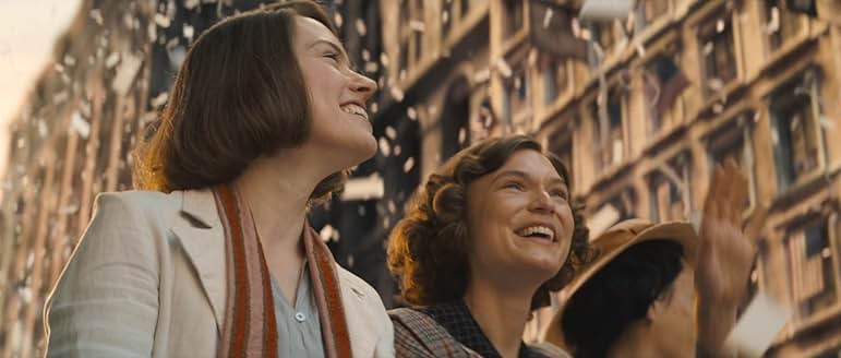 뉴욕 시가행진 중 환호하며 행진하는 트루디와 언니 메그의 감격스러운 모습