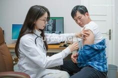 파란색-셔츠를-벗고-왼쪽-팔뚝에-흰색-가운을-입을-여자-의사에게-주사를-맞는-젊은-총각