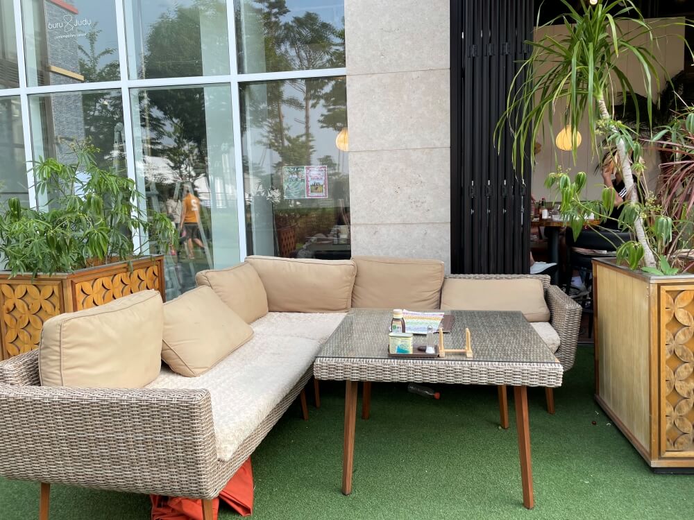 봉주르하와이-실외-좌석