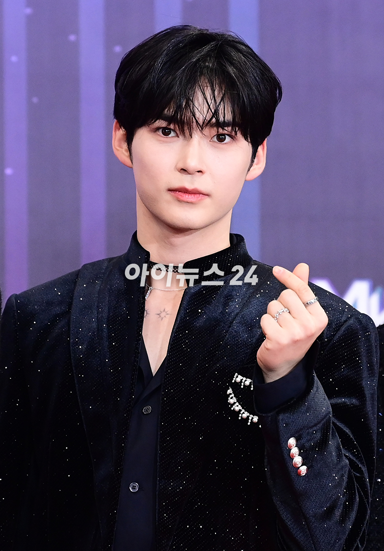 그룹 제로베이스원이 15일 오후 서울 여의도 KBS홀에서 열린 '2023 뮤직뱅크 글로벌 페스티벌' 레드카펫 포토월 행사에 참석하고 있다. [사진=정소희 기자]
