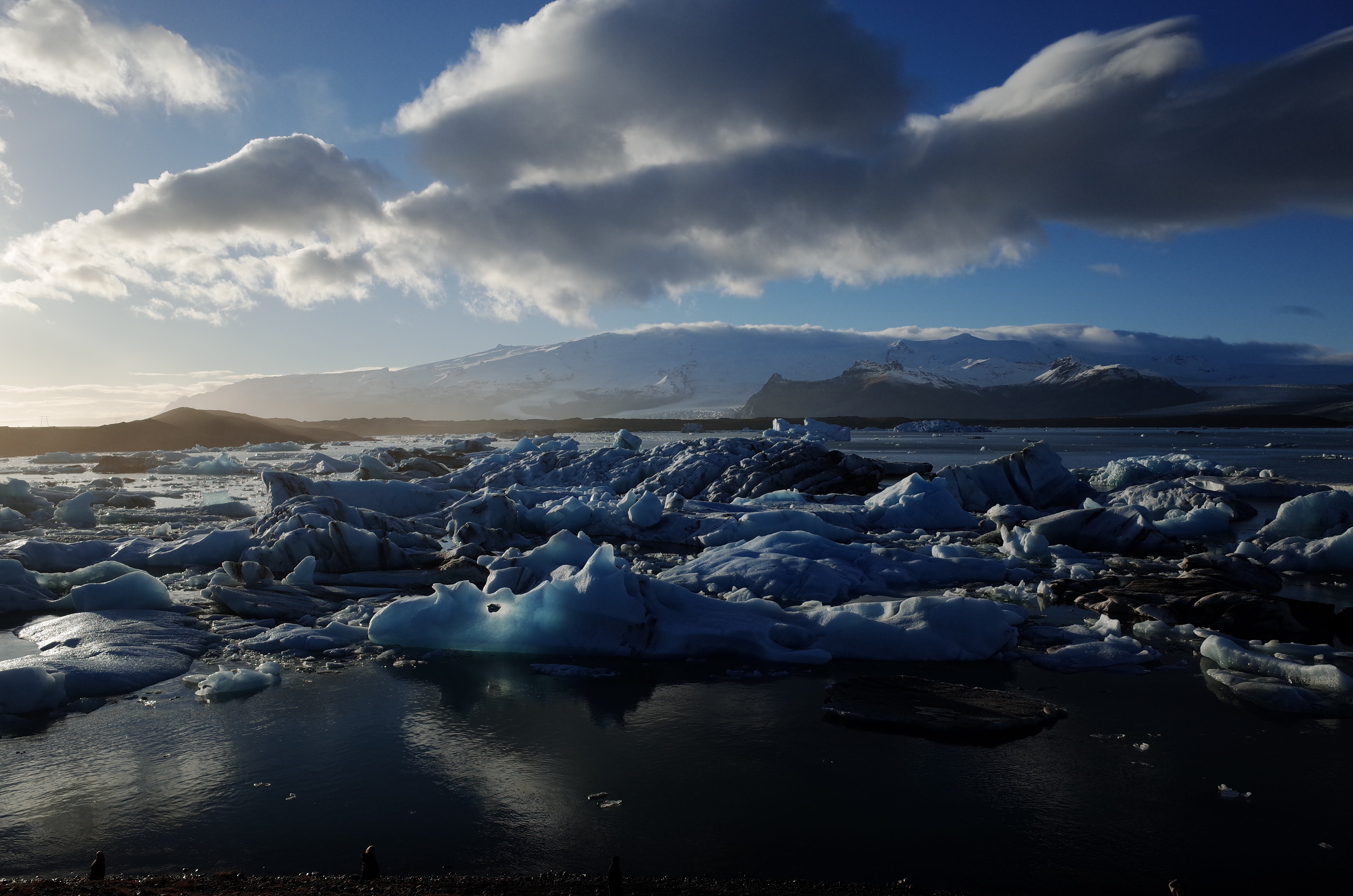 아이슬란드 최대의 빙하 호수인 요쿨살론에서 거대한 빙하 벽이 호수와 맞닿아 있는 웅장한 자연 경관