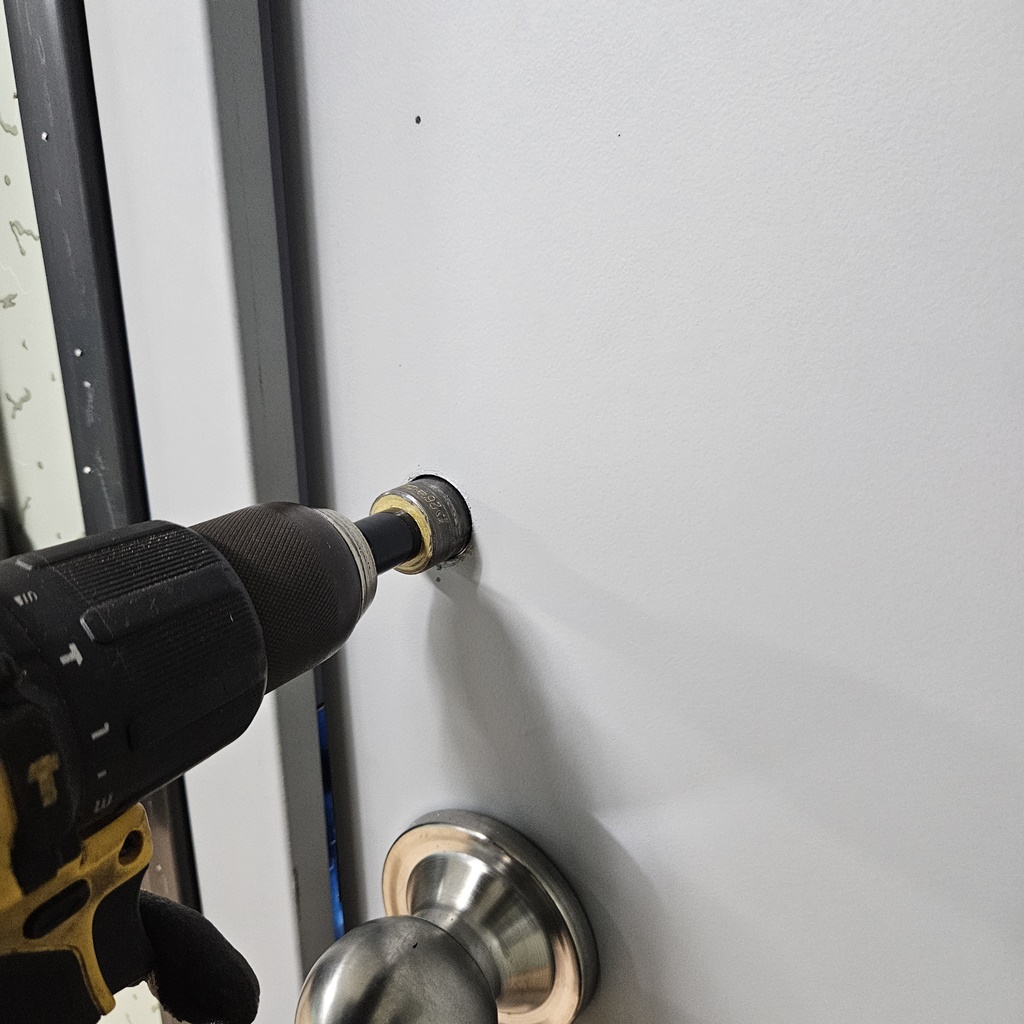 건설현장 야외 외부 옥외 실외 비가림 시설이 없는 컨테이너 사무실 출입문 방화문 비를 맞거나 습기에도 고장 나지 않고 건전지도 들어가지 않는 무 전원 방식 방수 도어락 기계식 버튼 번호키 설치