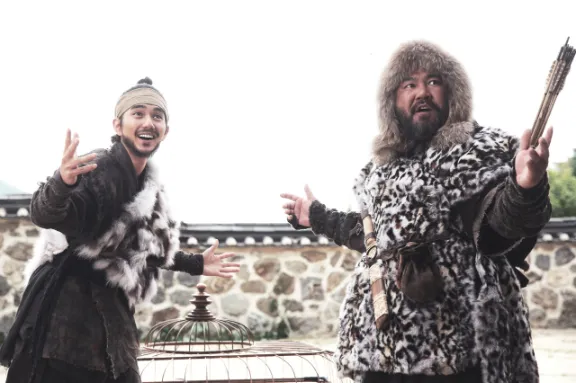 닭을 봉황이라고 사기치는 인홍(유승호)과 보원(고창석)