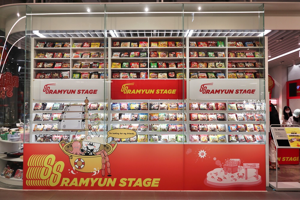 더현대서울 88라면스테이지, 라면종류는 물론 라면의 모든 것들을 구매할 수 있는 팝업스토어