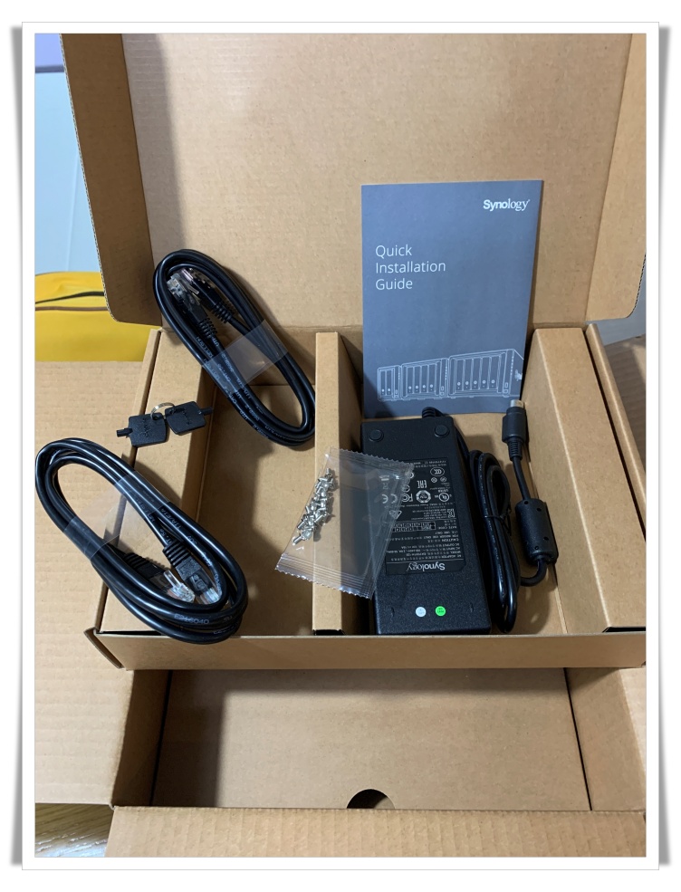 패키지 내용물(랜케이블, 트레이키, 2.5인치 드라이브 나사, AC 전원 어탭터, 설치가이드)