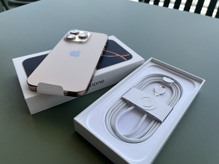 아이폰 16프로 데저트 티타늄