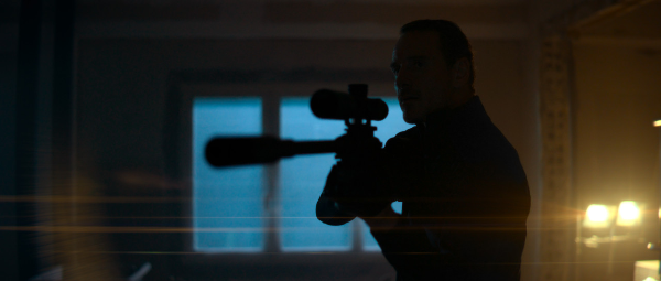 영화-더-킬러-마이클-패스벤더-스틸컷