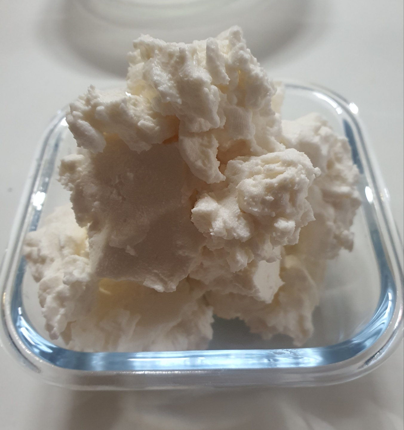 유청 제거 10시간 걸려 완성된 꾸덕 요거트 유리그릇에 담긴 모습