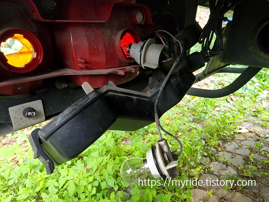 브레이크등 교체를 위해서 방향지시등부터 소켓을 탈거해야 한다.