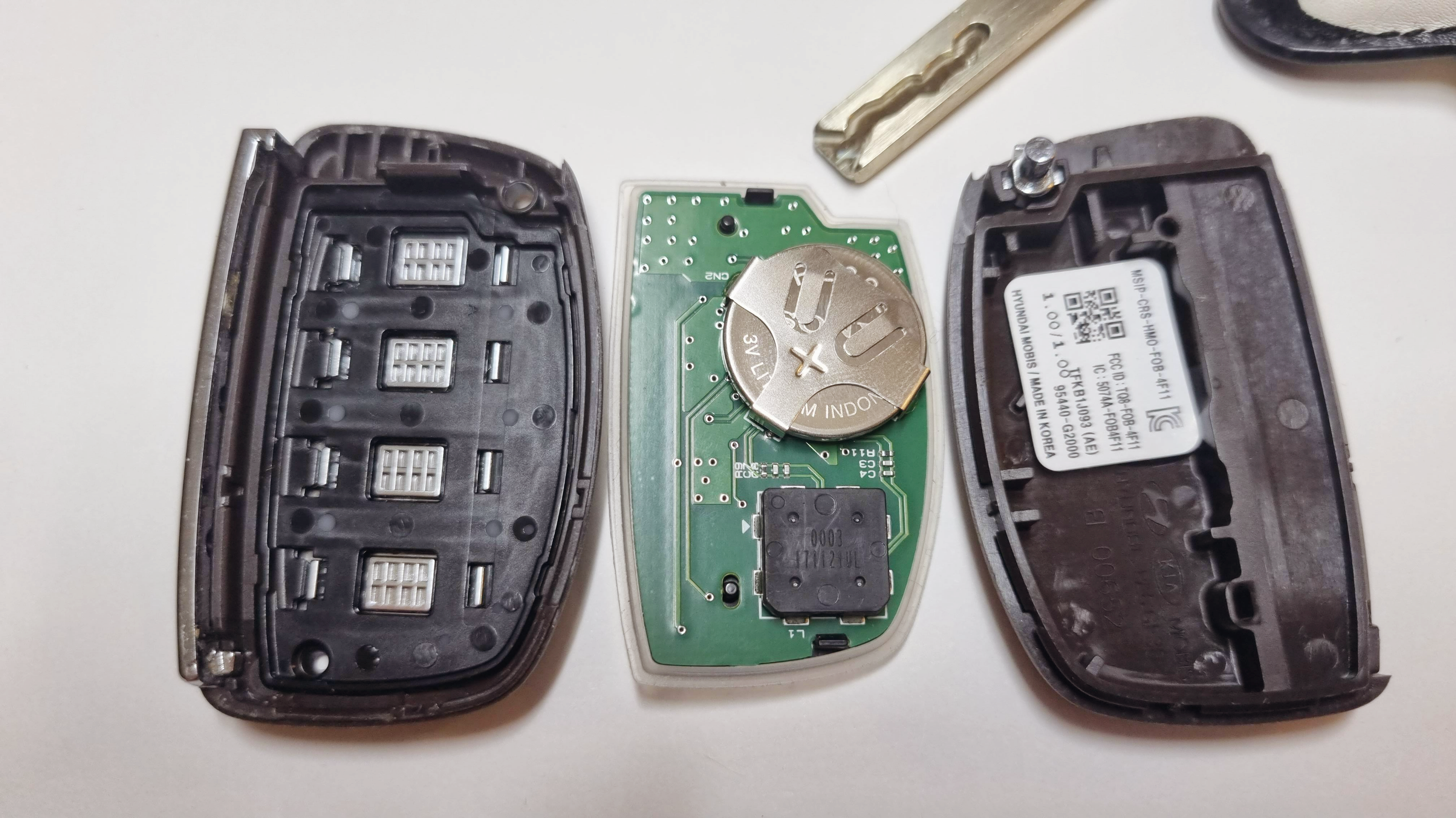 배터리 교체를 위한 스마트키 분해하기 3