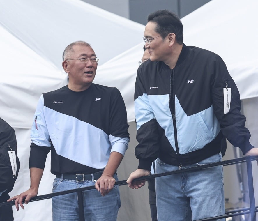 2024년 10월 27일 오후 경기 용인시 처인구 용인스피드웨이에서 열린 '현대 N x 토요타 가주 레이싱 페스티벌'에서 정의선 현대자동차그룹 회장과 이재용 삼성전자 회장이 대화를 나누고 있다.